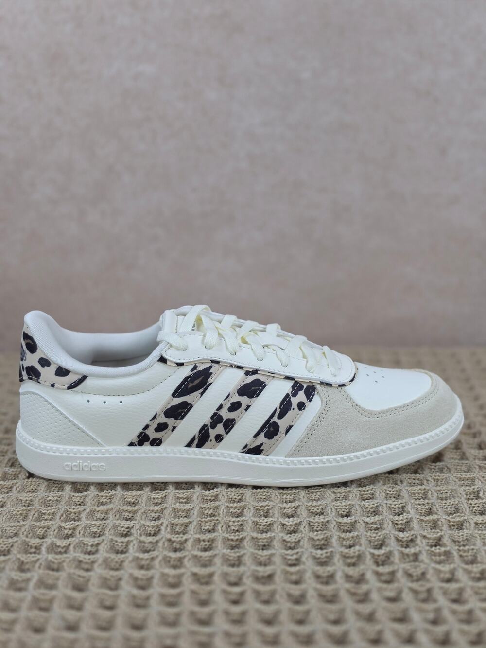 Adidas Breaknet Sleek KI2639 Women’s 7.5 White Beige Animal Print – Brand New